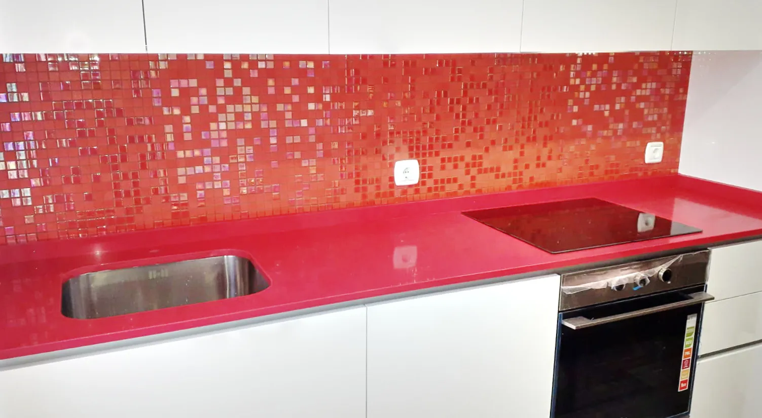 Cocina abierta con encimera de piedra