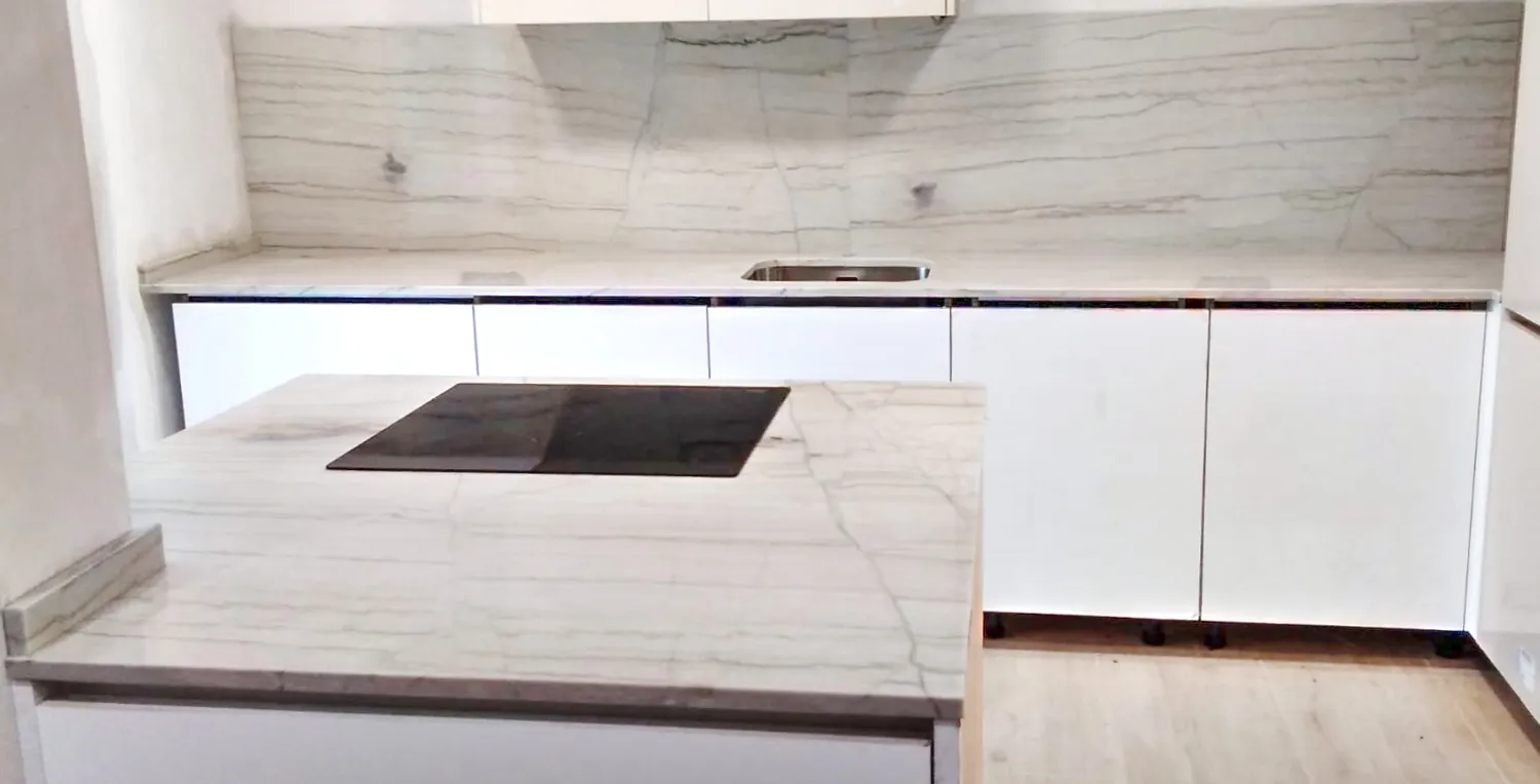 Cocina moderna con superficie de piedra natural