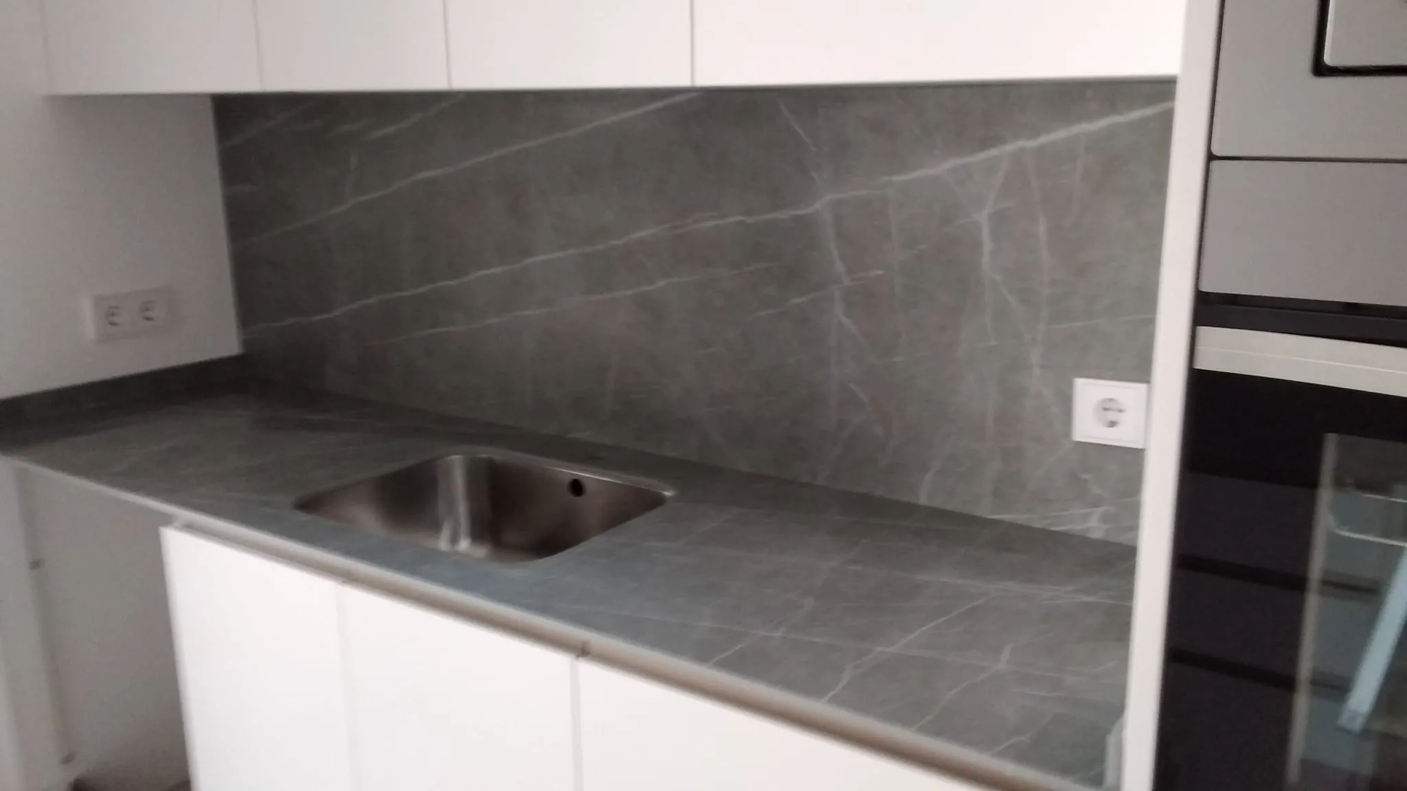 Cocina con encimera oscura