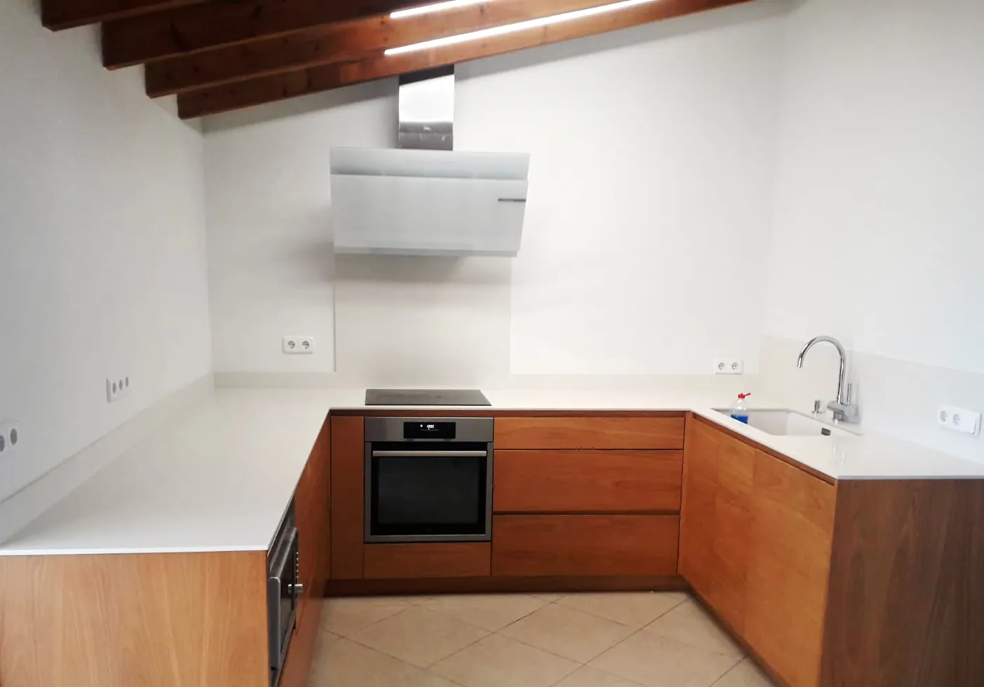 Cocina con encimera y frontal de piedra